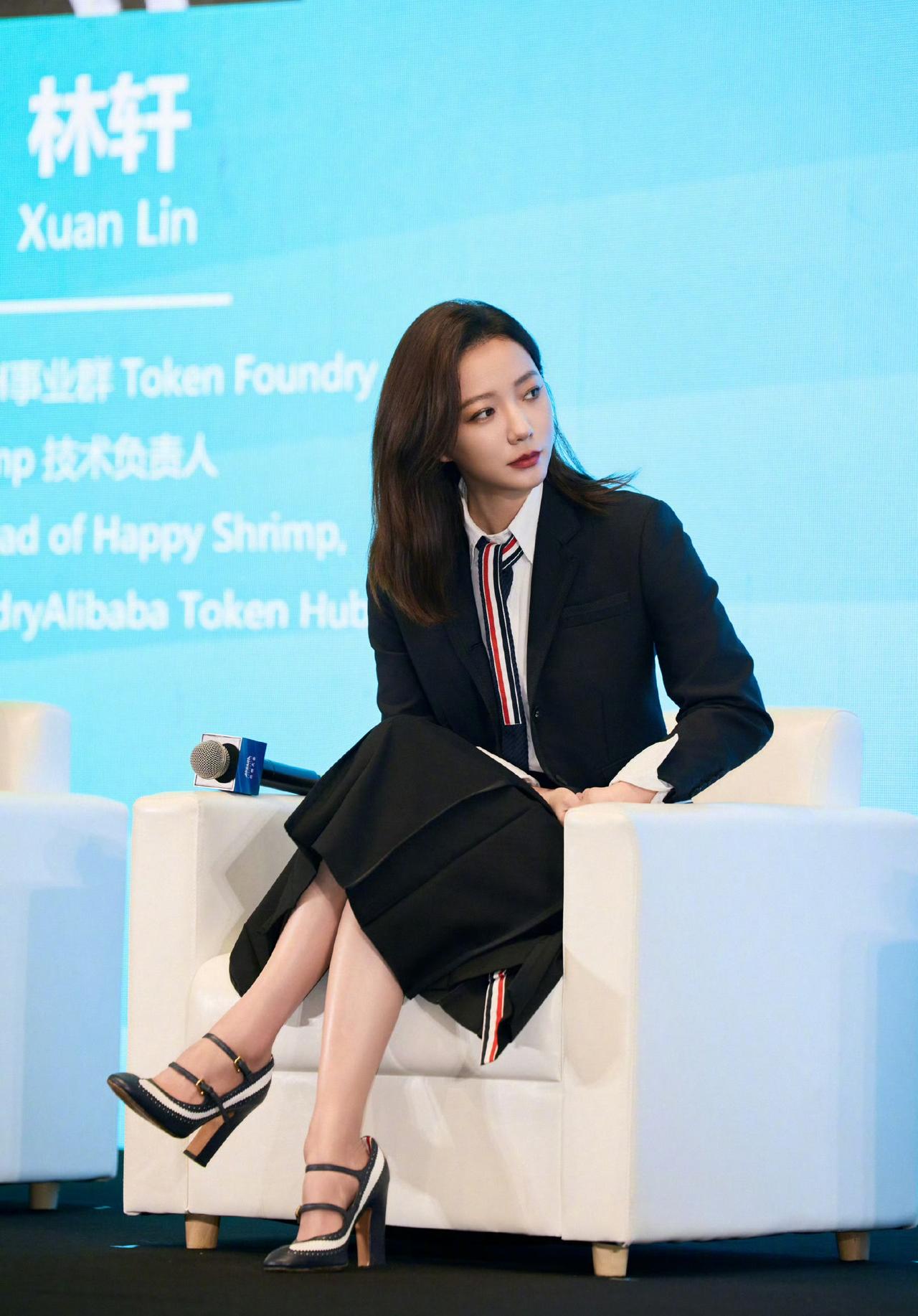 王珞丹
亮相2026云栖大会
穿搭挺正规的，但不失小个性
尤其是内搭的条纹元素