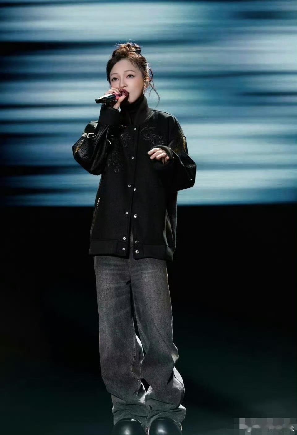 张韶涵的大头鞋显得脚好大，不过增高效果确实挺明显的。 