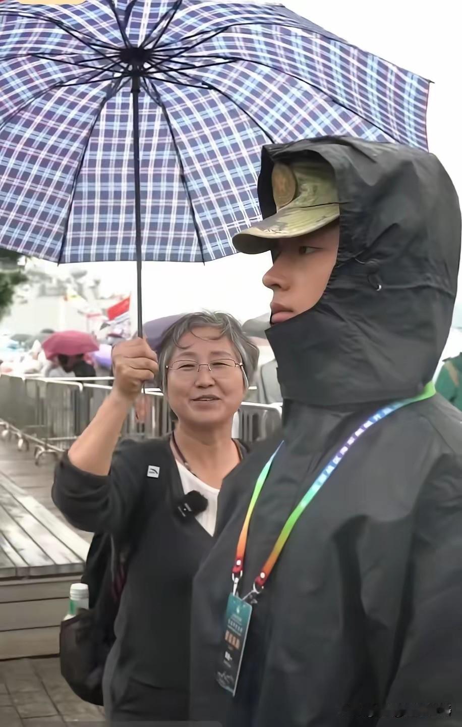河南一位妈妈坐10小时绿皮火车去青岛看海边执勤的军人儿子。她背包里装着儿子爱吃的