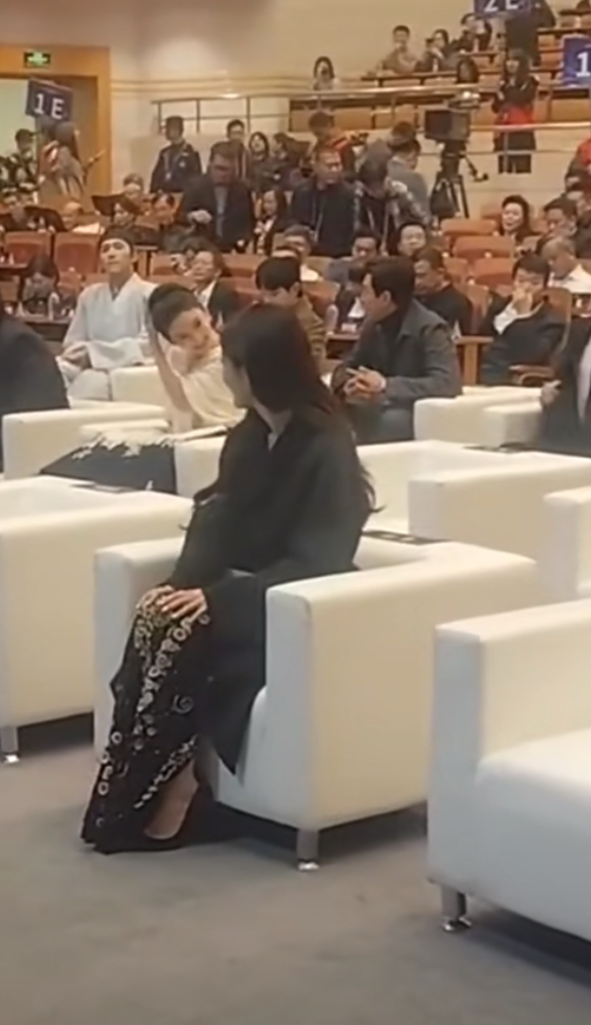 看到美妈幂了 结果发现后面若兰呲着个大牙乐 ​​​