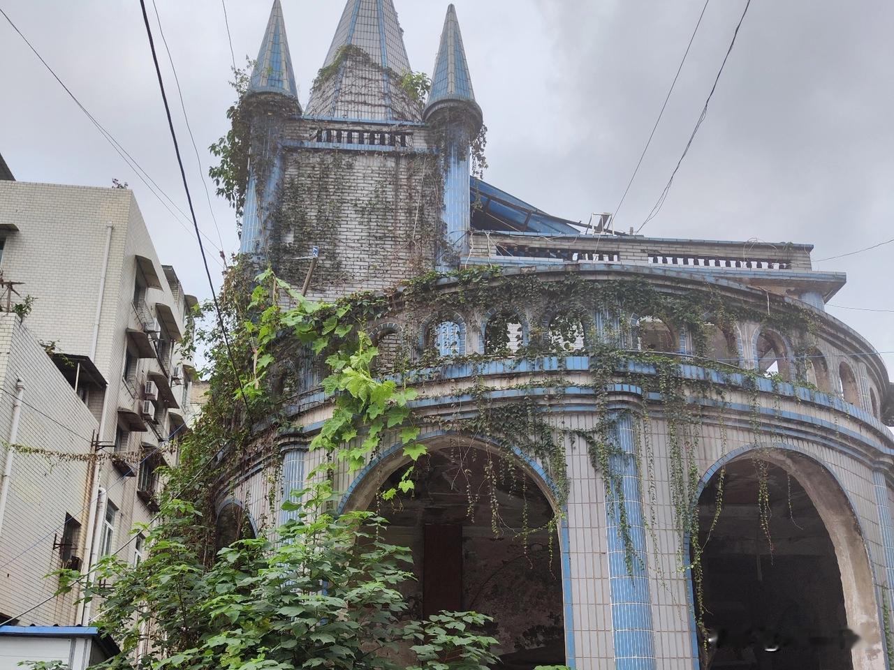 同事吴大姐的亲戚，在医院里住了十几天，前天上午就归西了。中午的时候，亲戚的两个儿