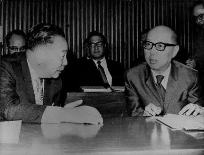 1975年4月5日晚11点50分，蒋介石在台北士林官邸病逝，终年88岁。消息传出
