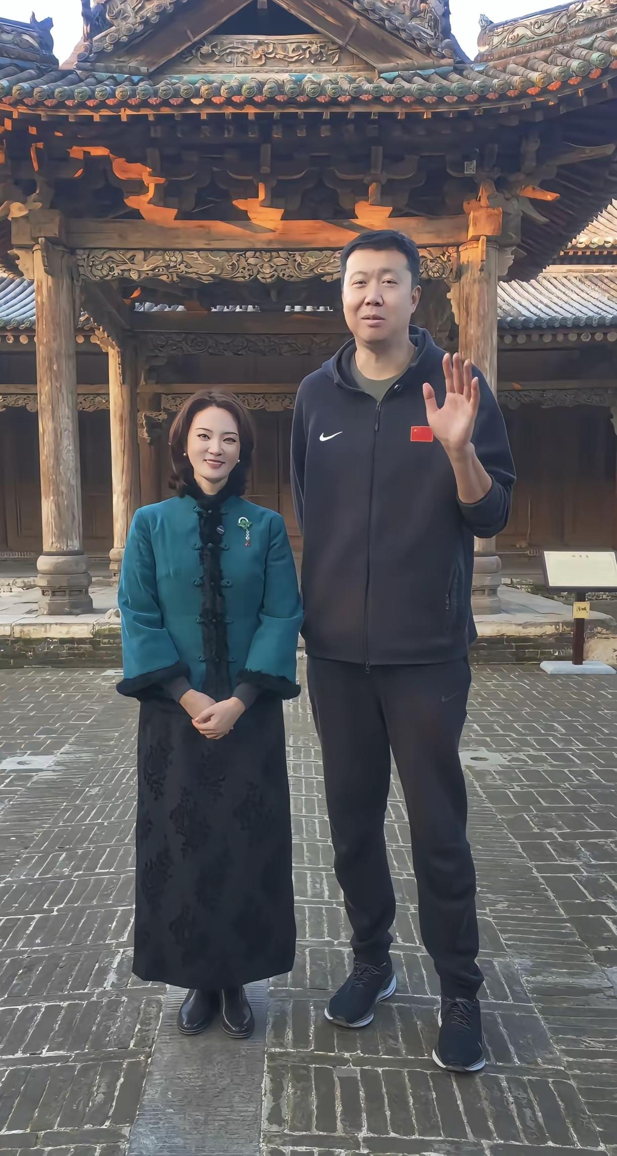 大头大头，吃穿不愁！
刘芳菲174，王治郅214，最萌身高差
头大聪明，怪不得头