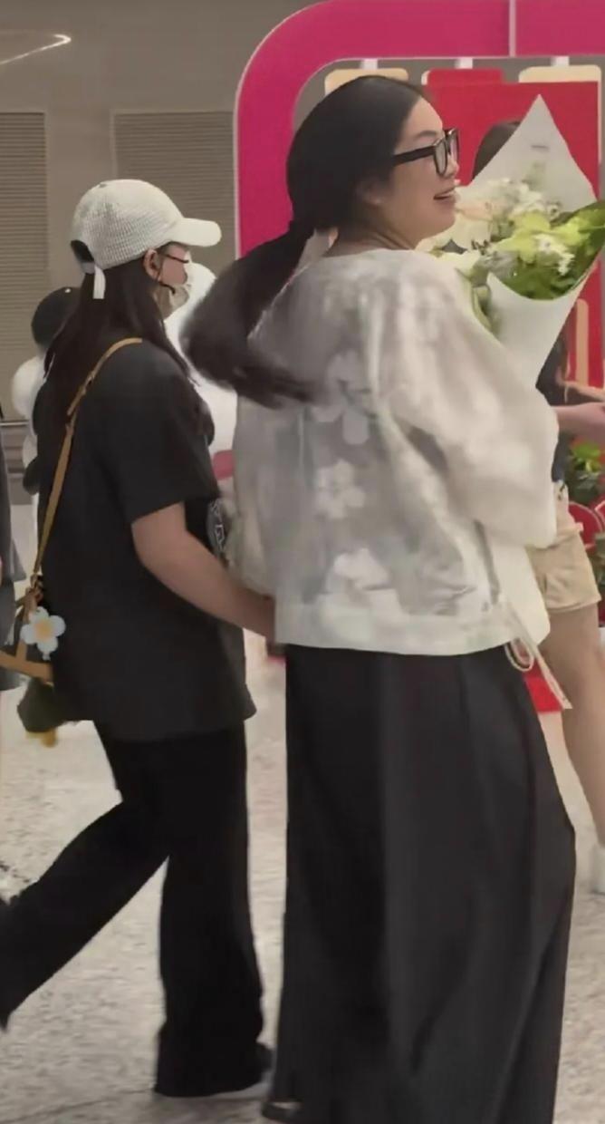 7月16日晚上，全红婵现身广州机场被偶遇，她瘦了不少，个子变高腿变细了。头发也变