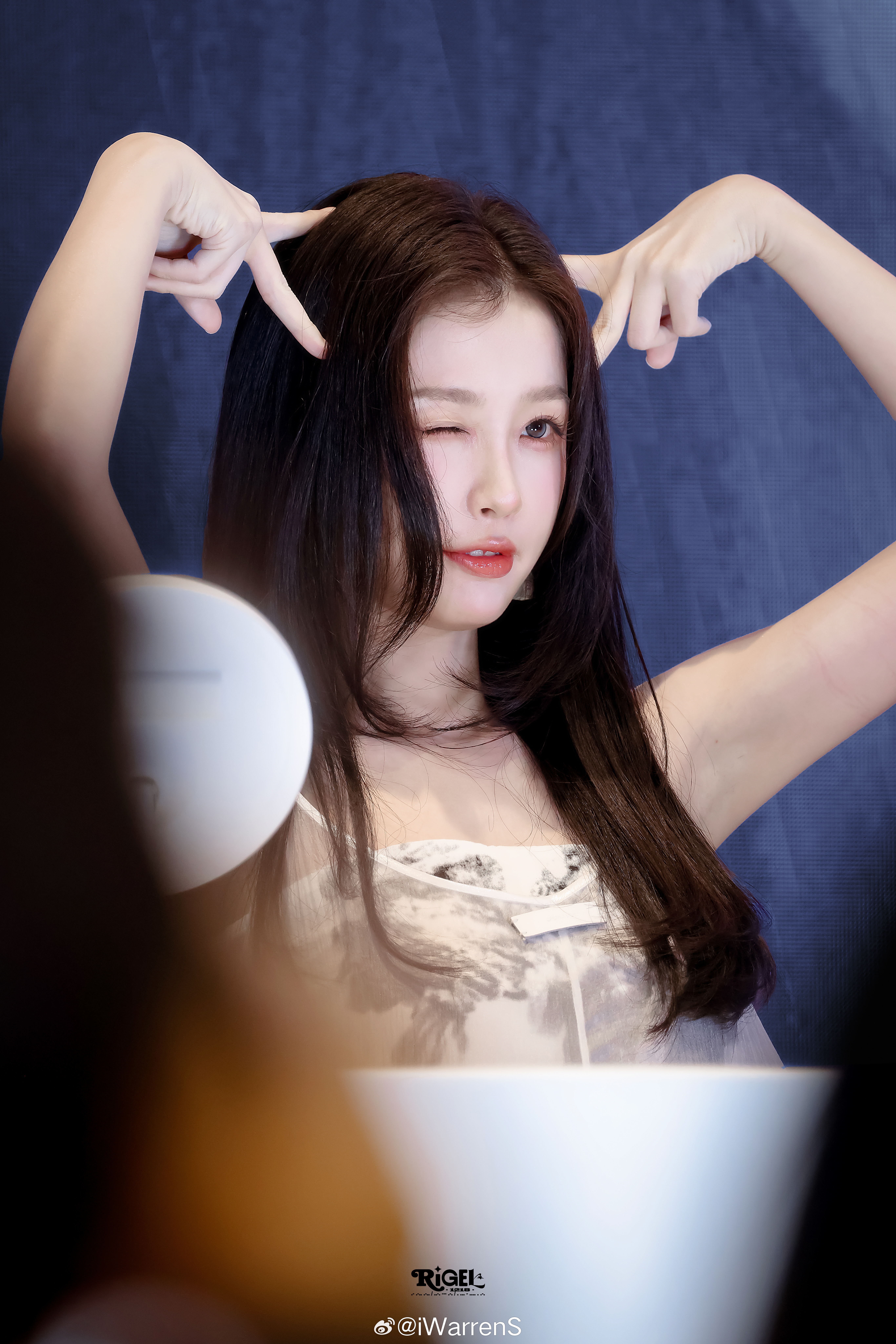 虞书欣签售会第二套造型路透，这妆容太漂亮了！虞书欣签售会