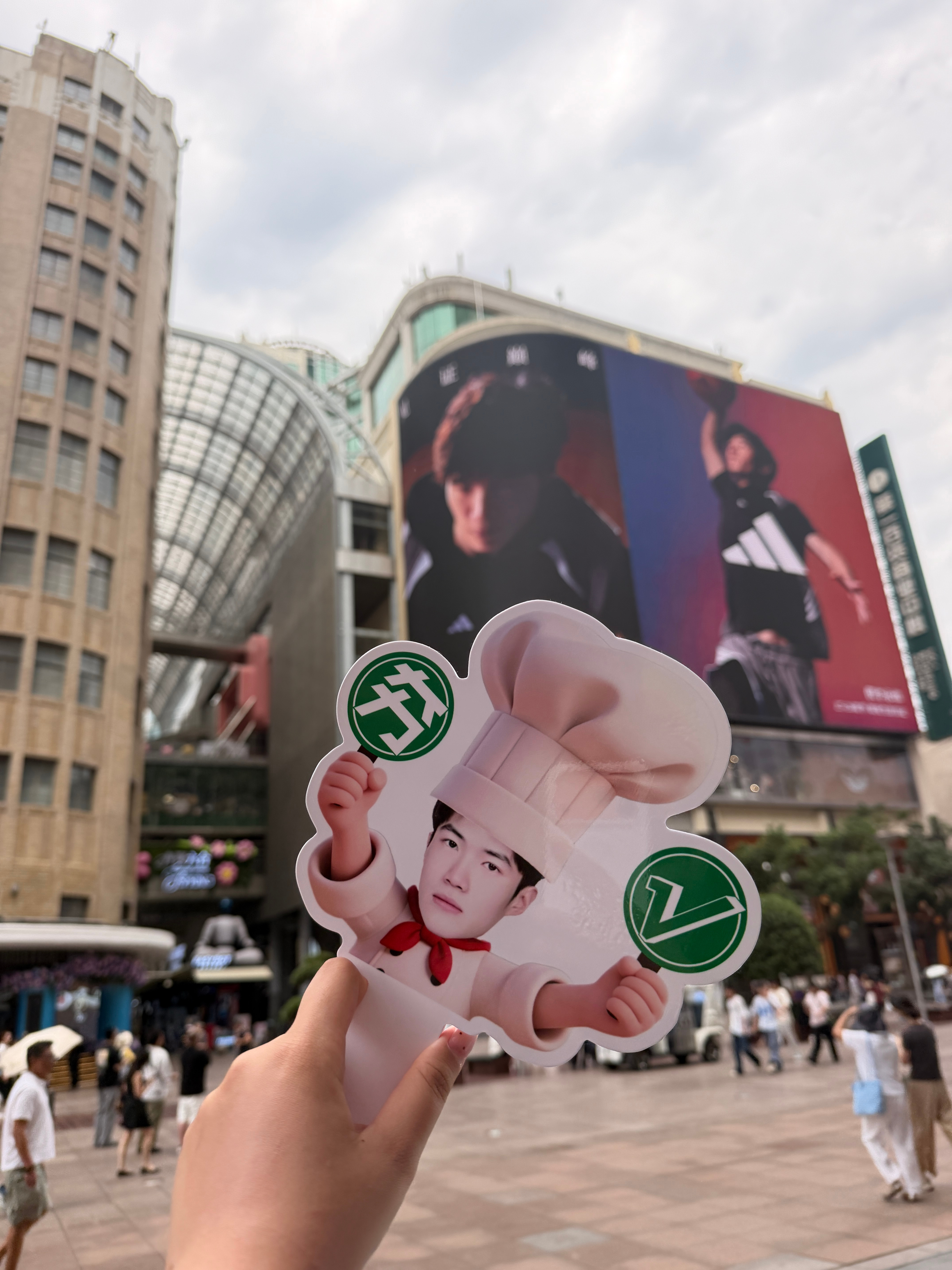 偰李永炜  南京西路阿迪随机刷新🦀🦀🤩小偰太好啦大家速速来打卡帅气大屏！ 