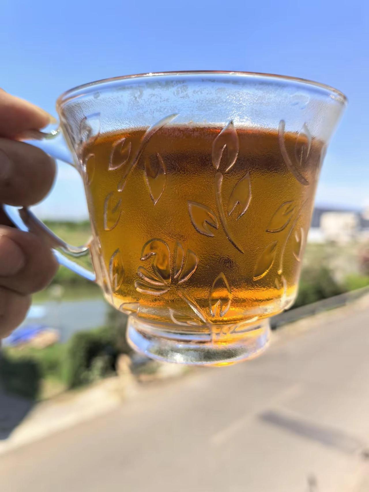 杯中过轻舟，茶里拥万山。 一盏清茶暖，万。品茗静心 蓝天白云晴空万里 平安喜乐喝