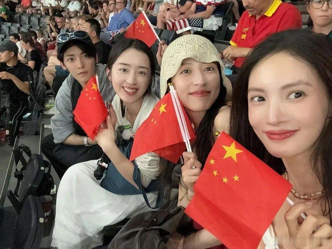 周雨彤这是只删了微博没有删除朋友圈吗？ ​​​