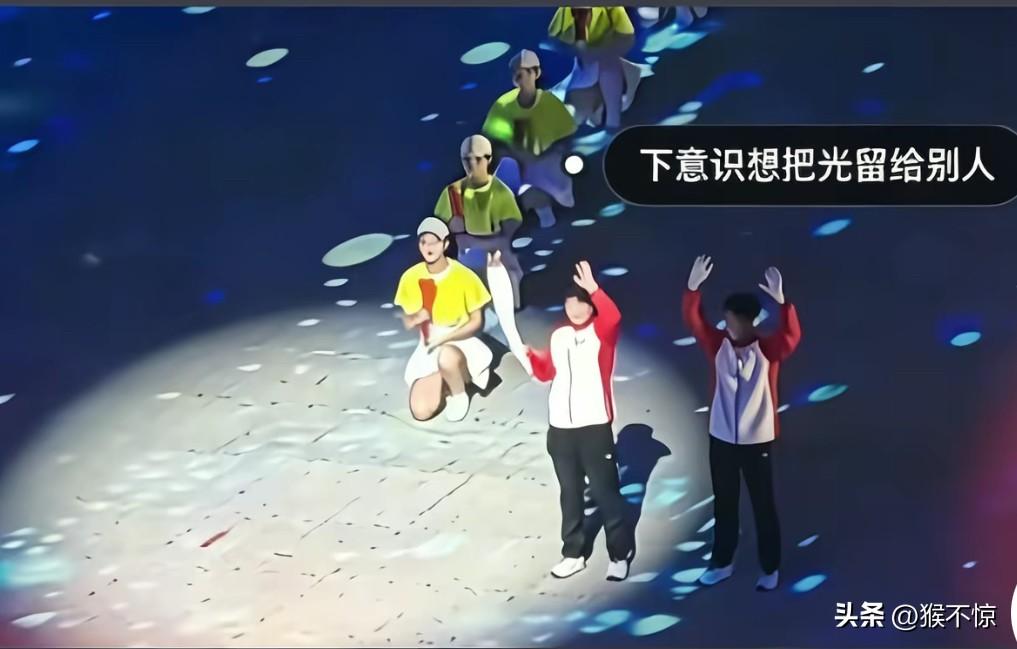那么大的光圈，她怎么会看不到！

她只是不想挡住后面的人，她想让她们也被大家看到