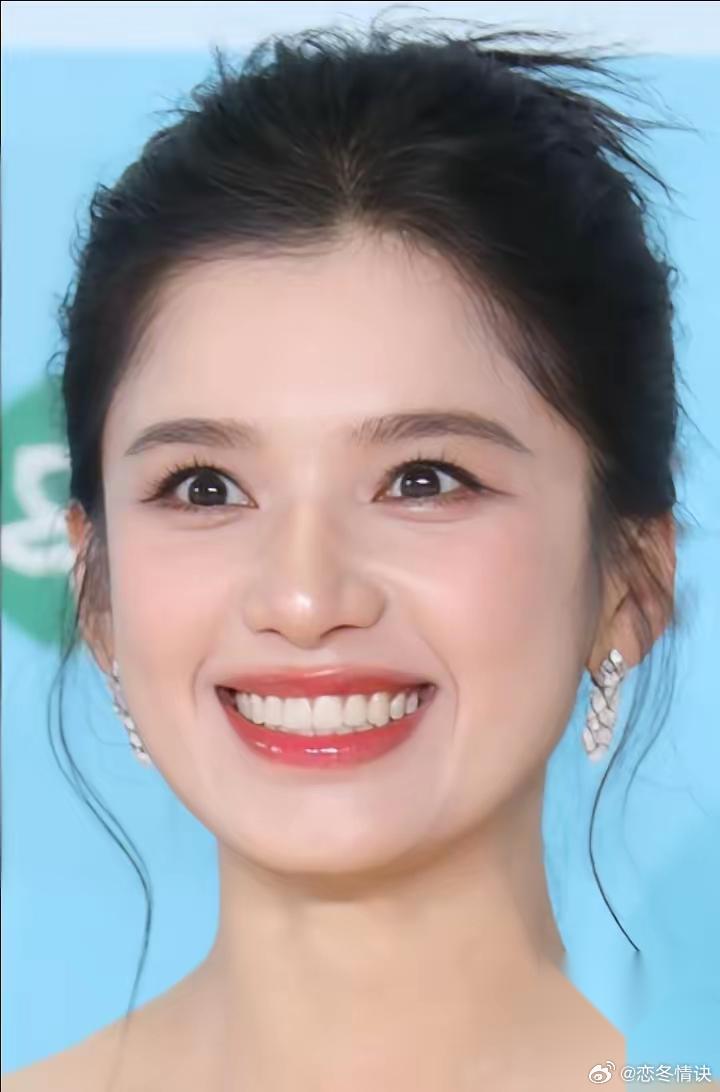 我表姐是剧组演员助理 近距离见过张婧仪 回来偷偷跟我感慨，她真人真的太爱唠嗑了。