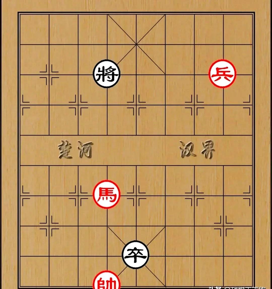 几位老者围坐棋盘，专注于棋局。
我凑过去问那些大爷，红棋明明多着一匹马，怎么就赢