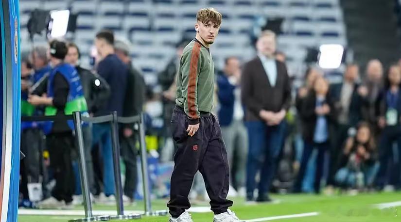 《图片报》消息，在拜仁客场对阵皇马的欧冠1/4决赛首回合，小将伦纳特·卡尔在伯纳