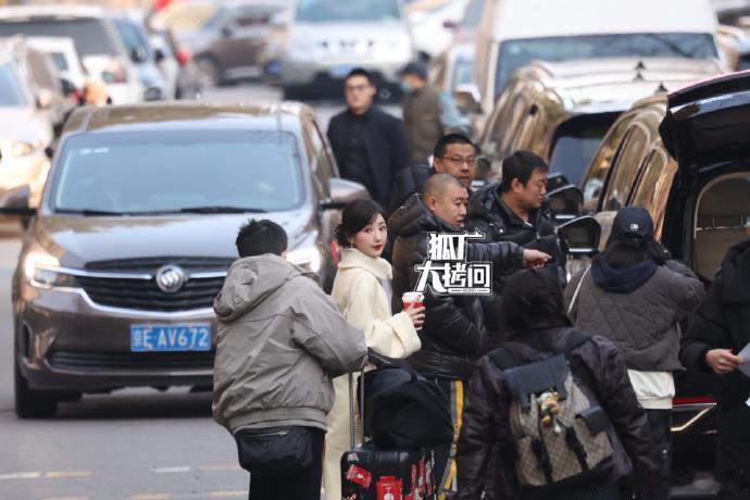 毛晓彤现身蛇年央视春晚第四次联排，新中式发型好秀美