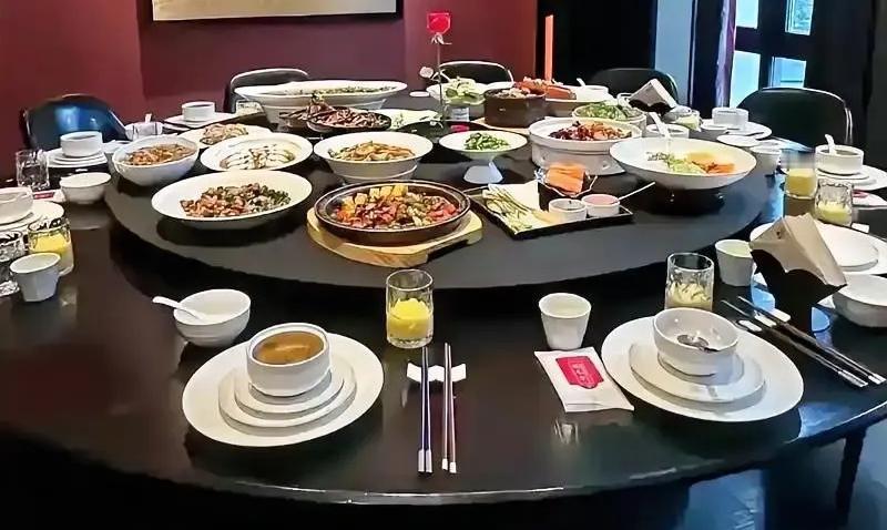 现在出现了两大消费反常信号！

已经有越来越多的人开始信奉：可以买贵的，但不能买