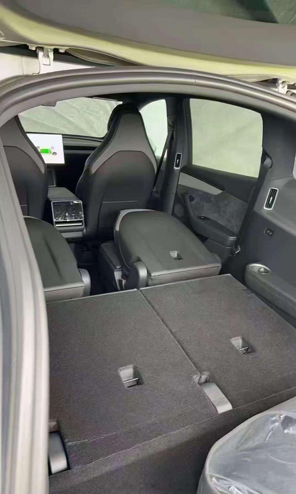 新的特斯拉model Y L，好消息是后排放倒可以做到全平，后排独立座椅，可以当