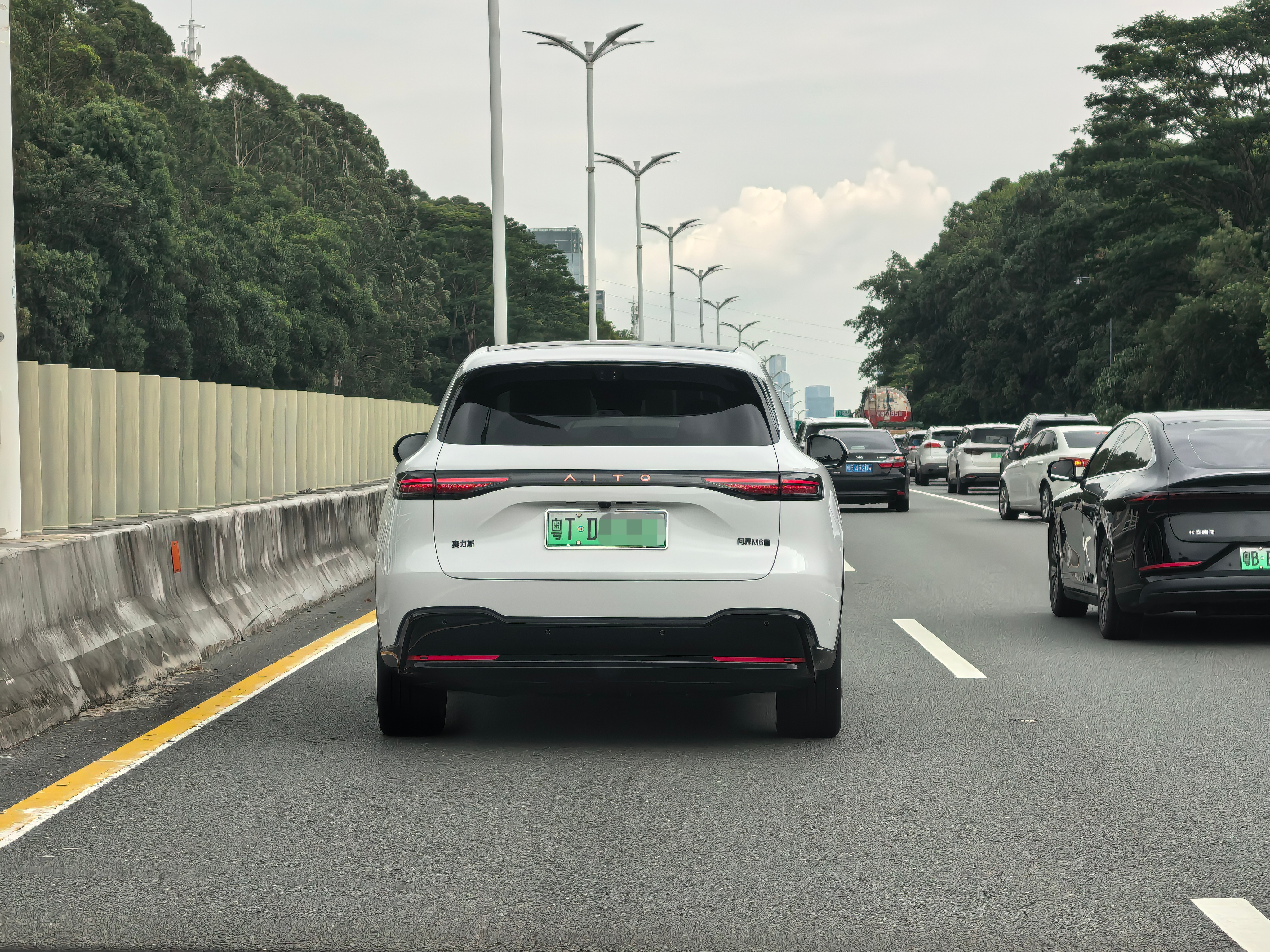 路上看到的问界 M6 基本都是纯电版 