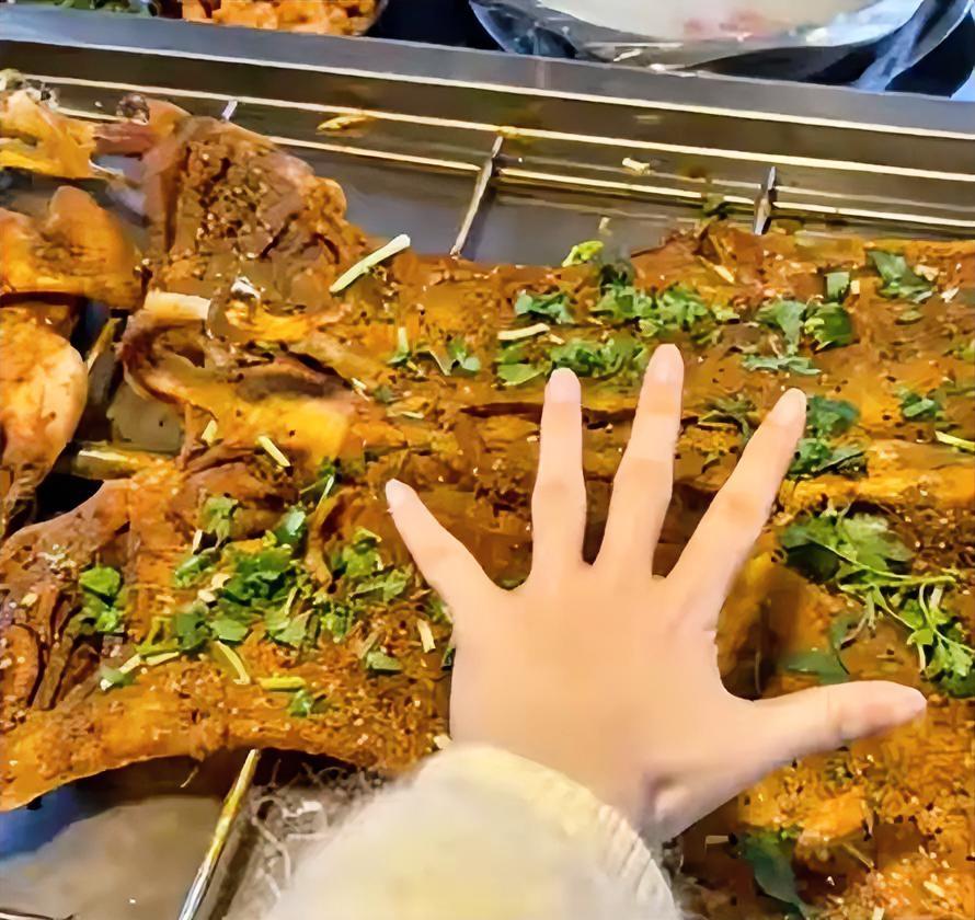 重庆这烤全羊“一赔三”，商家也没亏！
36斤的羊，烤出来6.9斤肯定不合理。
这