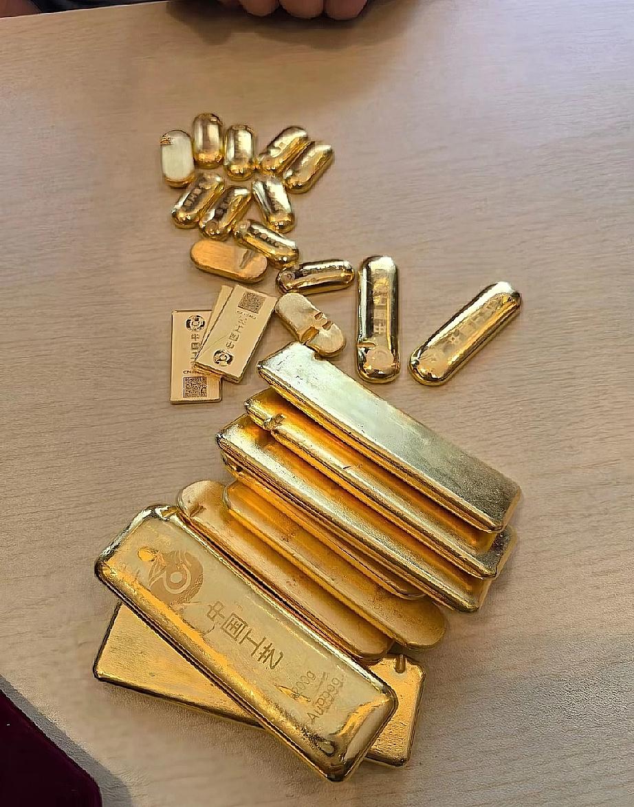 昨天买黄金的人，
估计现在只能吃褪黑素了，
昨天金价904，今天直接跌破到了88