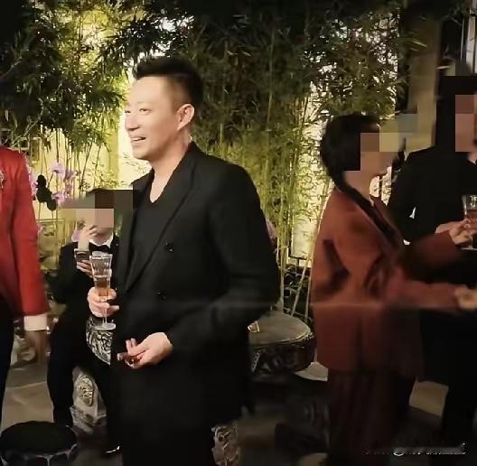 小菲现在才是最高光时刻，他真的是重新开始，重新做了很多事情。身边的人对他的认可也