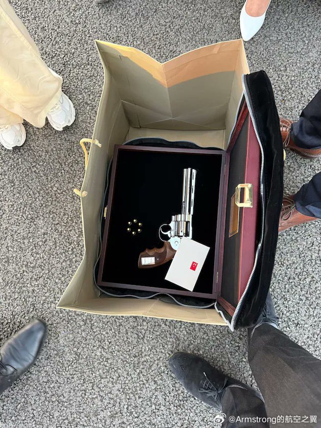 土耳其总统埃尔多安在土耳其安卡拉举行的北约峰会闭幕时，向多位北约领导人赠送了特别