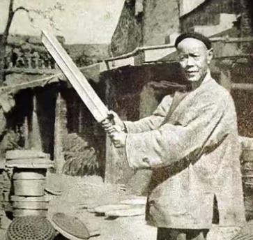 1403年秋，官员刘固全家被押赴法场处决，当刽子手的鬼头刀斩下八十岁刘母头颅时，