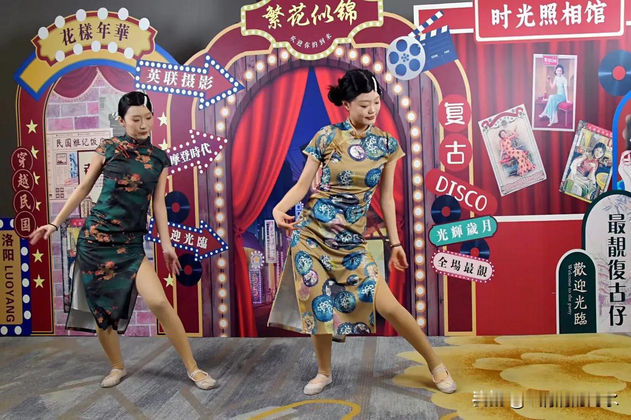 女子端庄温婉，一双大眼睛笑意盈盈，整个人看起来很有灵气。女子身材挺拔纤细，走到哪