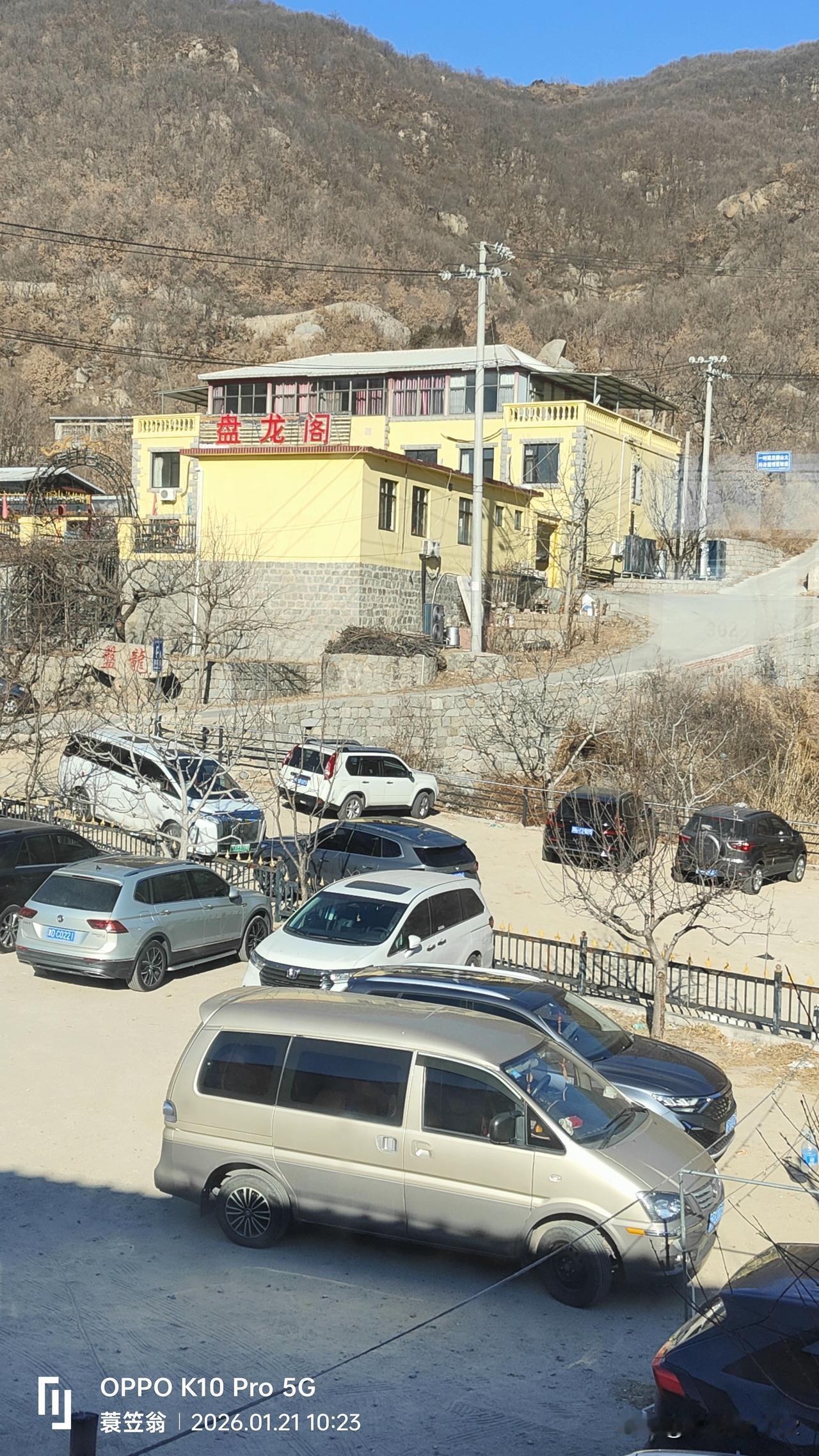 今年冬天，是暖与寒的拉锯，是晴与雪的交错，少了些往年彻骨的冻意，多了些忽冷忽暖的