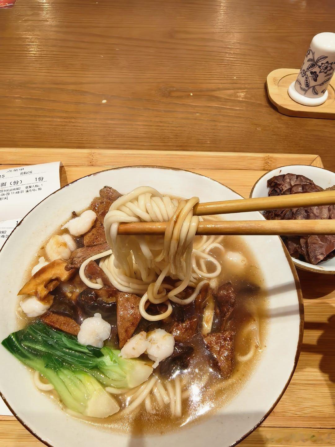 在杭州吃《奎元馆》虾仁猪肝面，奎元馆讲的是在清同治年间一家普通小面馆遇到一位进京