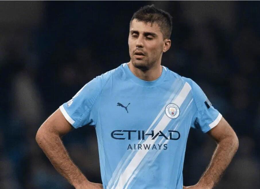 《阿斯报》报道，与一年前的传闻一样，2024年金球奖得主罗德里并未出现在皇马下一