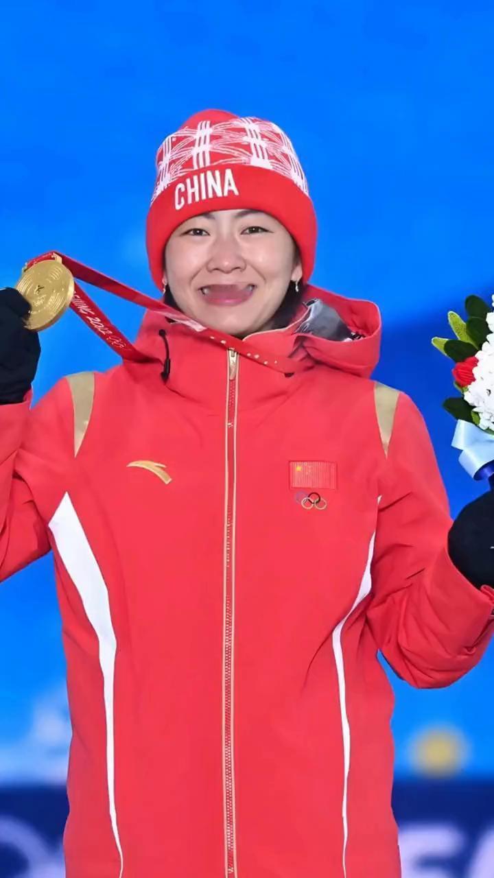 徐梦桃卫星空中技巧冠军赛后举起国旗仰天长啸，泪洒领奖台上。
中国的骄傲，再次让五