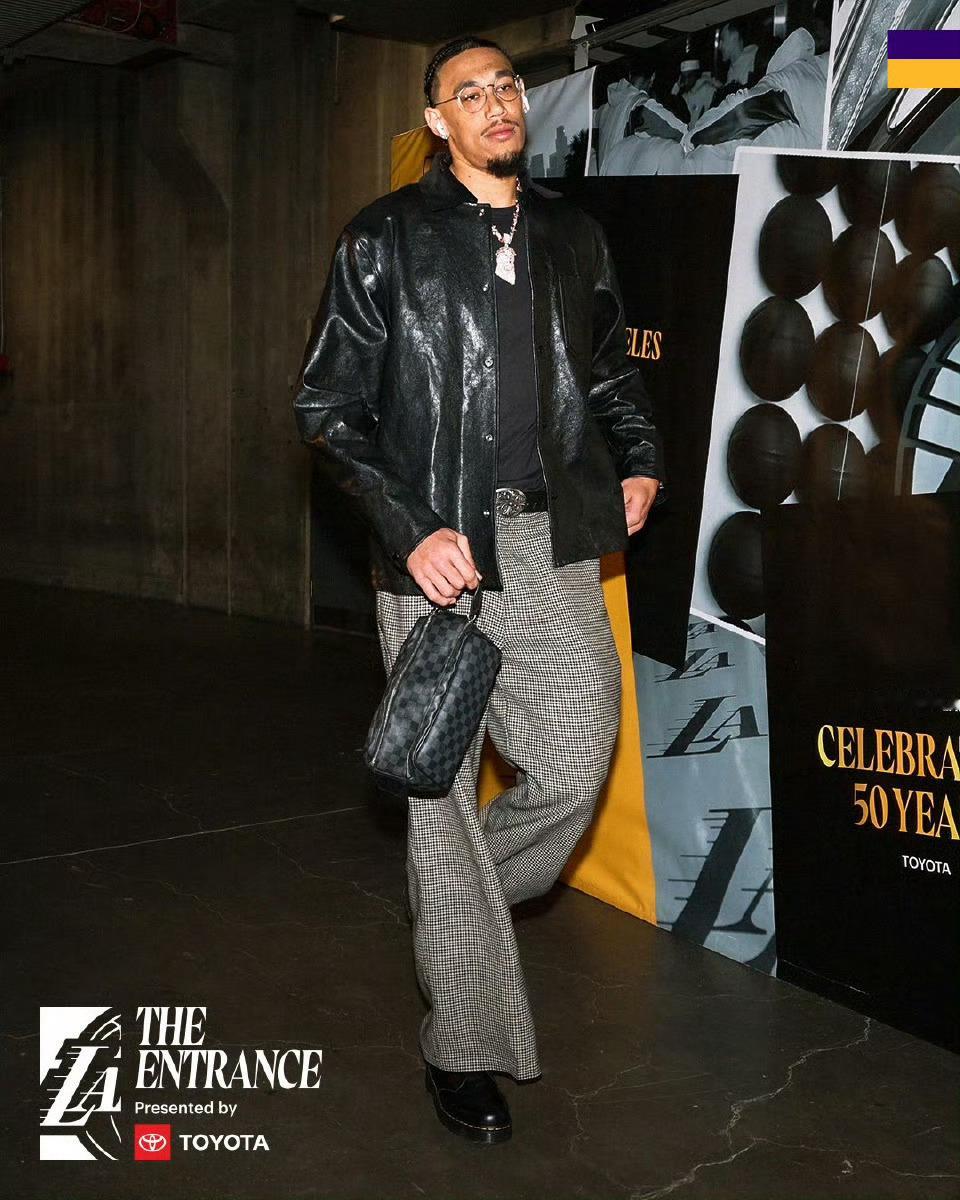 艾顿还海斯今天都能打，湖人中锋位置不缺人了，还有上场砍下21分的蒂姆可用。洛杉矶