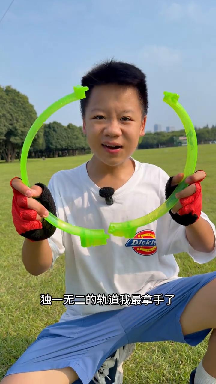 开始比赛，我的武器怎么是一把手枪？先去搞点装备，发现目标，看有什么好东西。是轨道