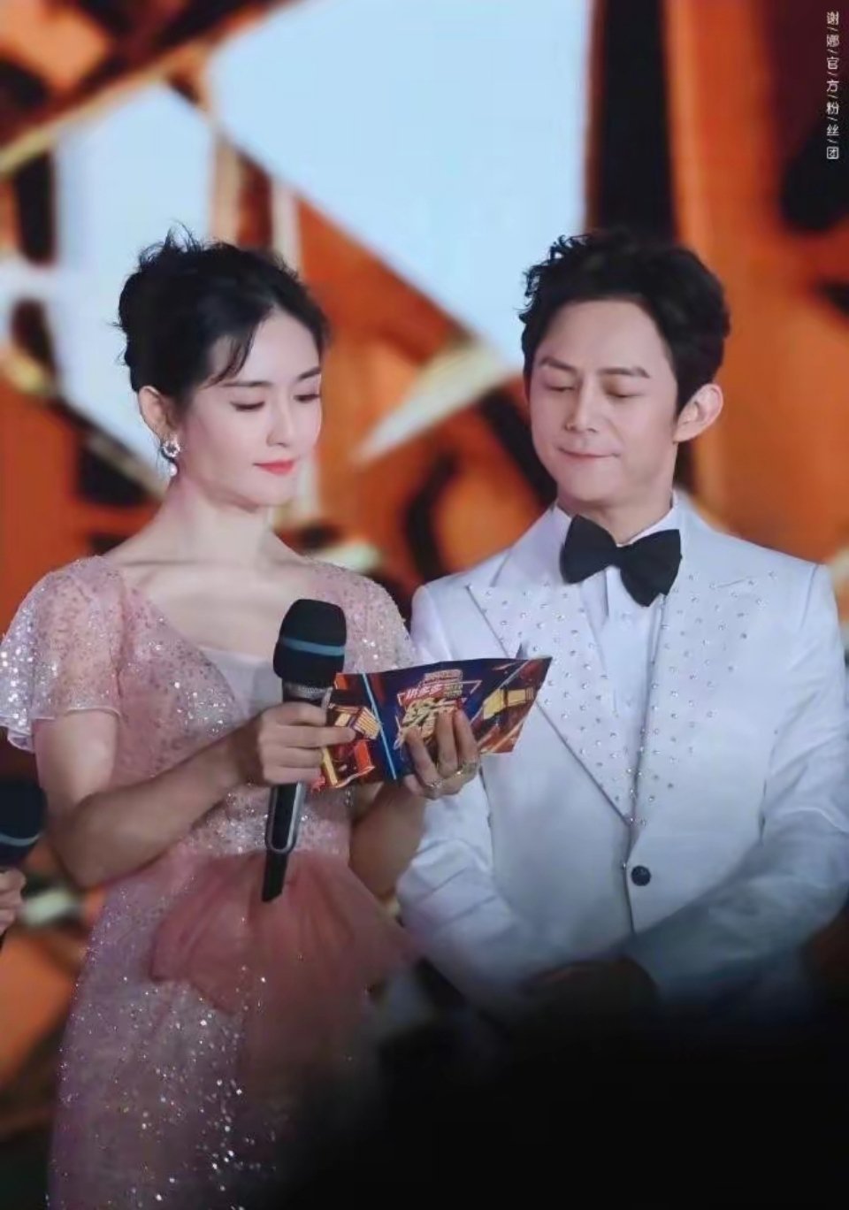 #何炅谢娜同台主持#何炅和谢娜这对老搭档，又一次同框主持了。这次联手重现江湖，仿