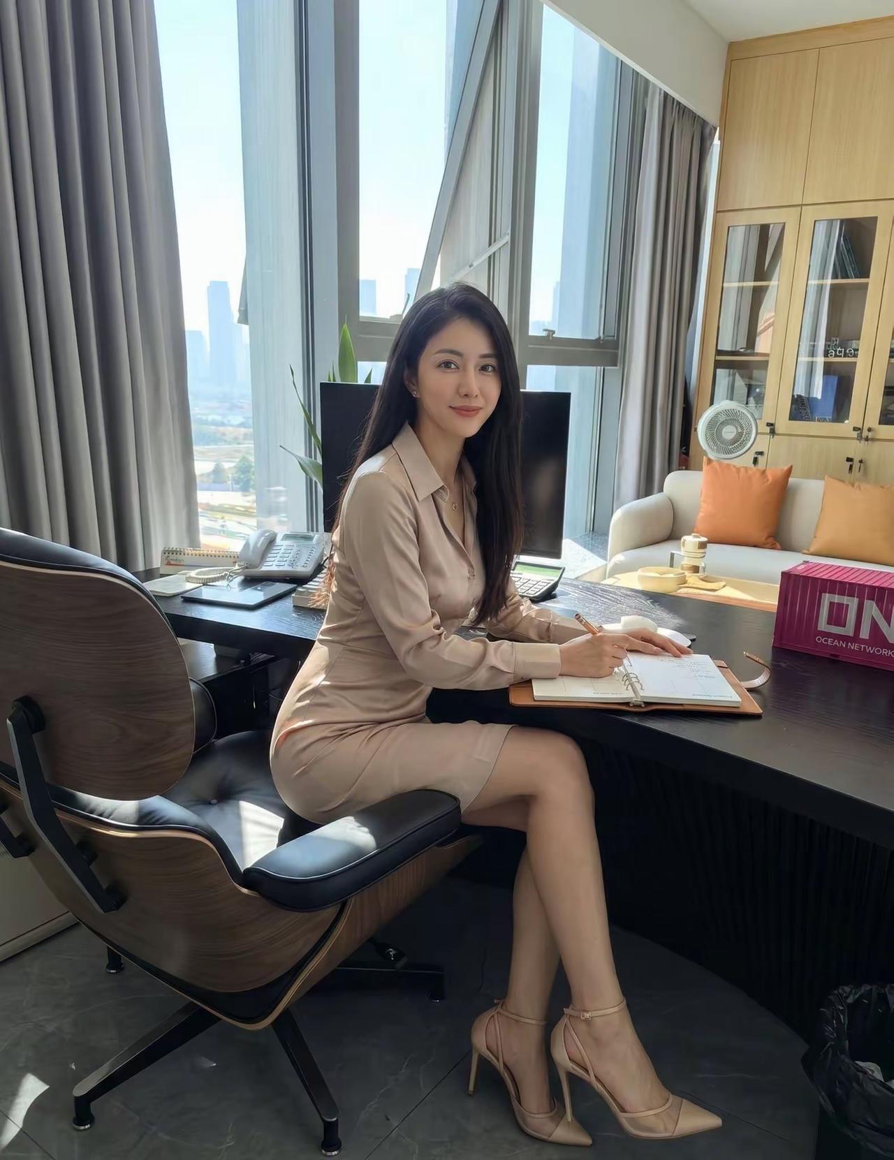 优雅知性女上司张敏姐，一直是我的偶像，公司男同事们 心中的女神