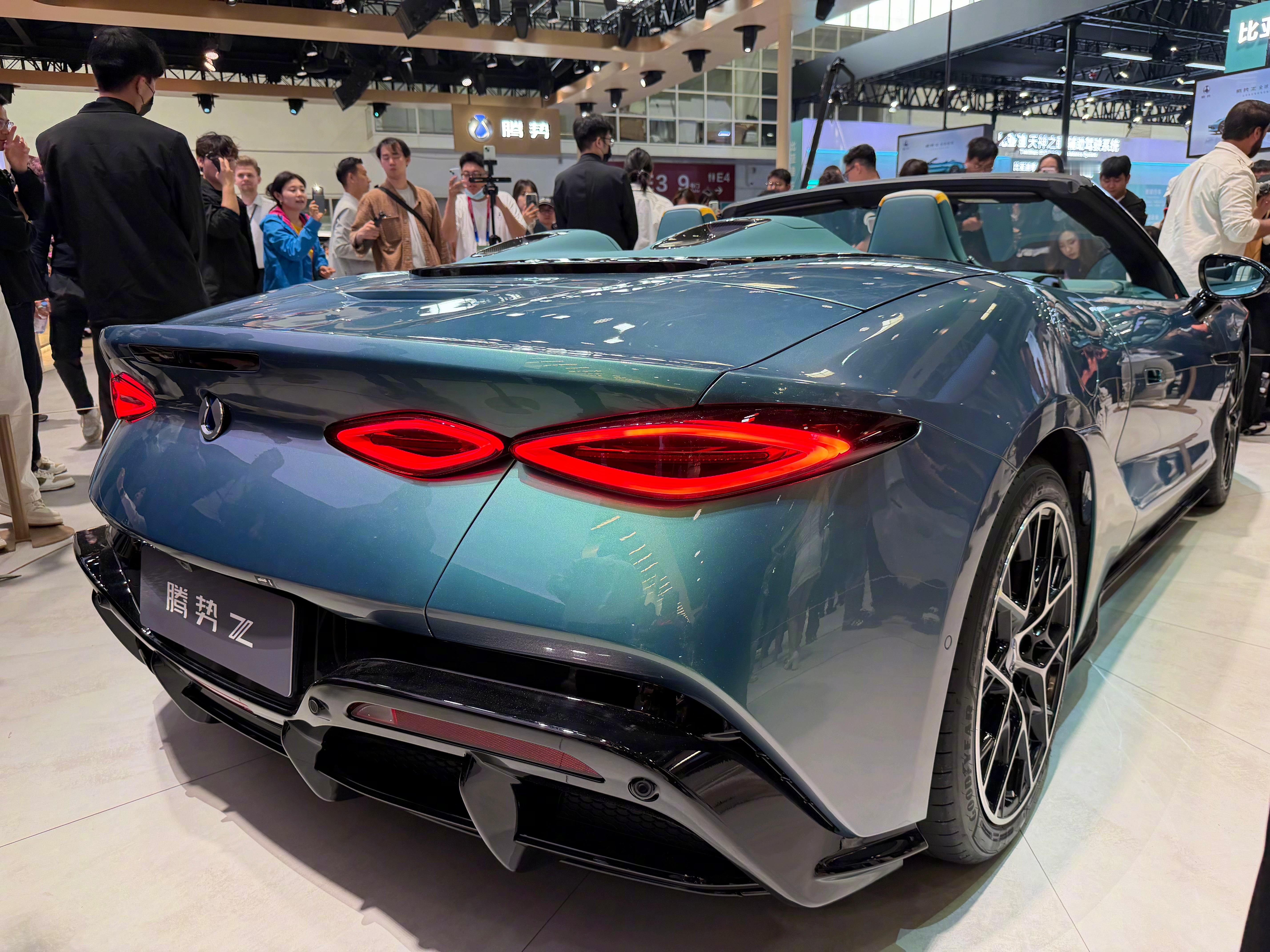 腾势Z，电动超跑，正经挺帅啊。1000匹+马力，零百2秒内，敞篷，云辇-M磁流变