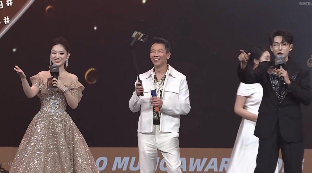 陶喆在WMA当官摄 陶喆的隐藏技能被发现了！在WMA现场当起官摄，拿着相机拍得有