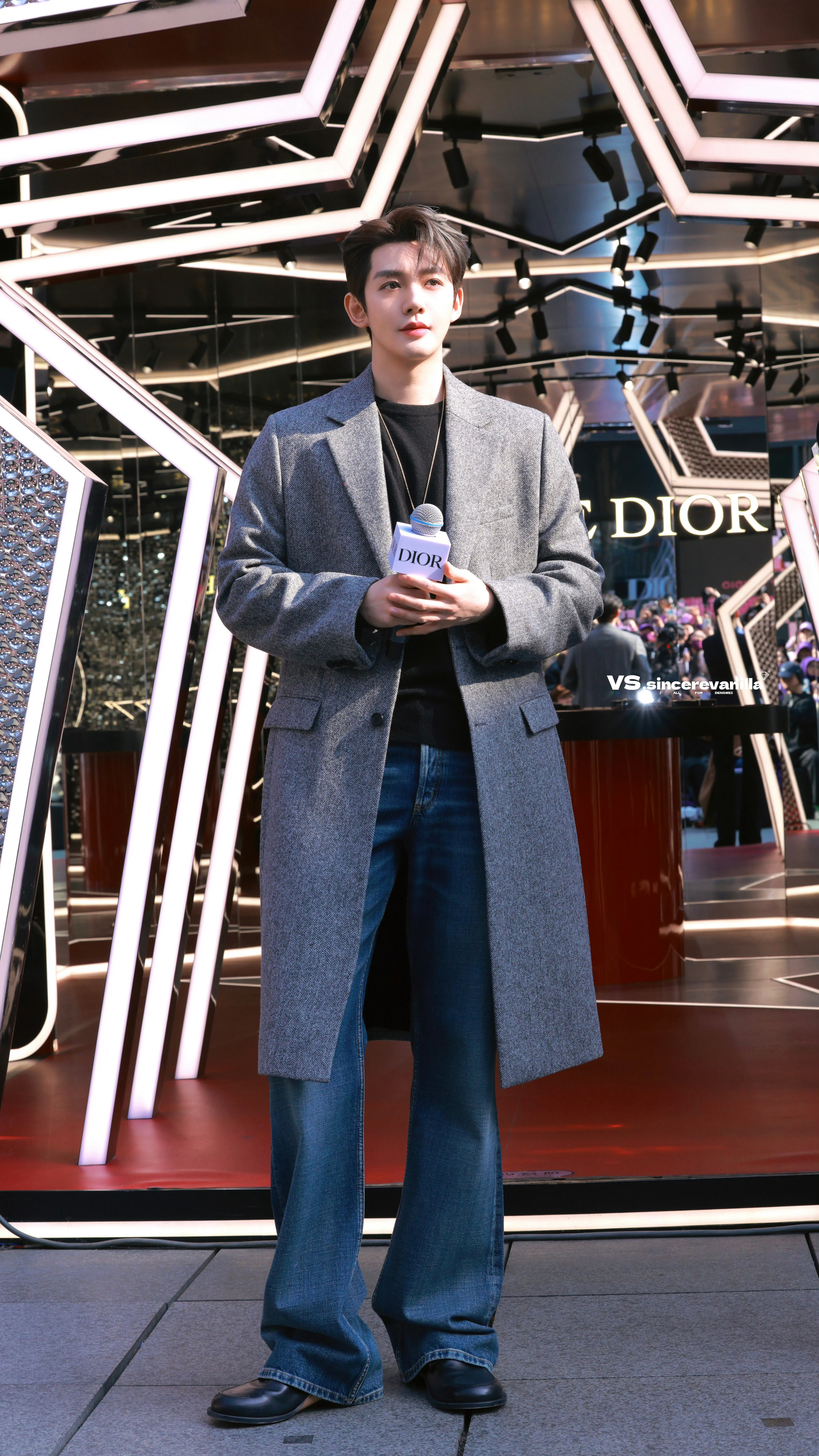 为帝超绝的九头身比例 紧致的小V脸扛住太阳强光+平底鞋 生图状态好成这样 就问谁