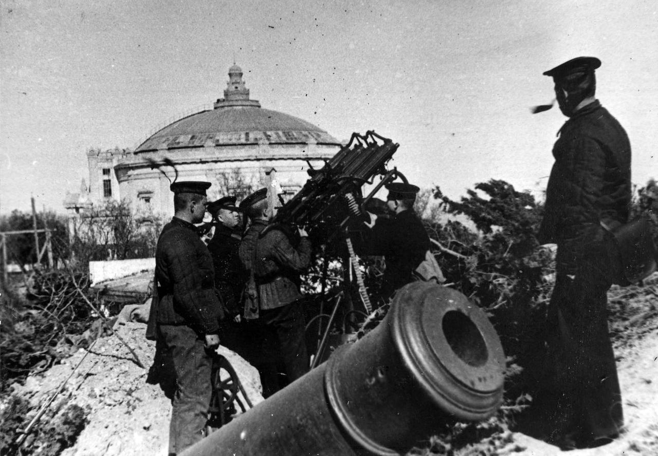 卫国战争，塞瓦斯托波尔保卫战期间，苏军的一个高射机枪班组在第四号堡垒使用7.62