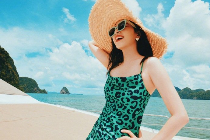 我们还在过冬天，阚清子已经解锁清凉夏日穿搭了，这谁能顶得住，尽显好身材和夏日氛围