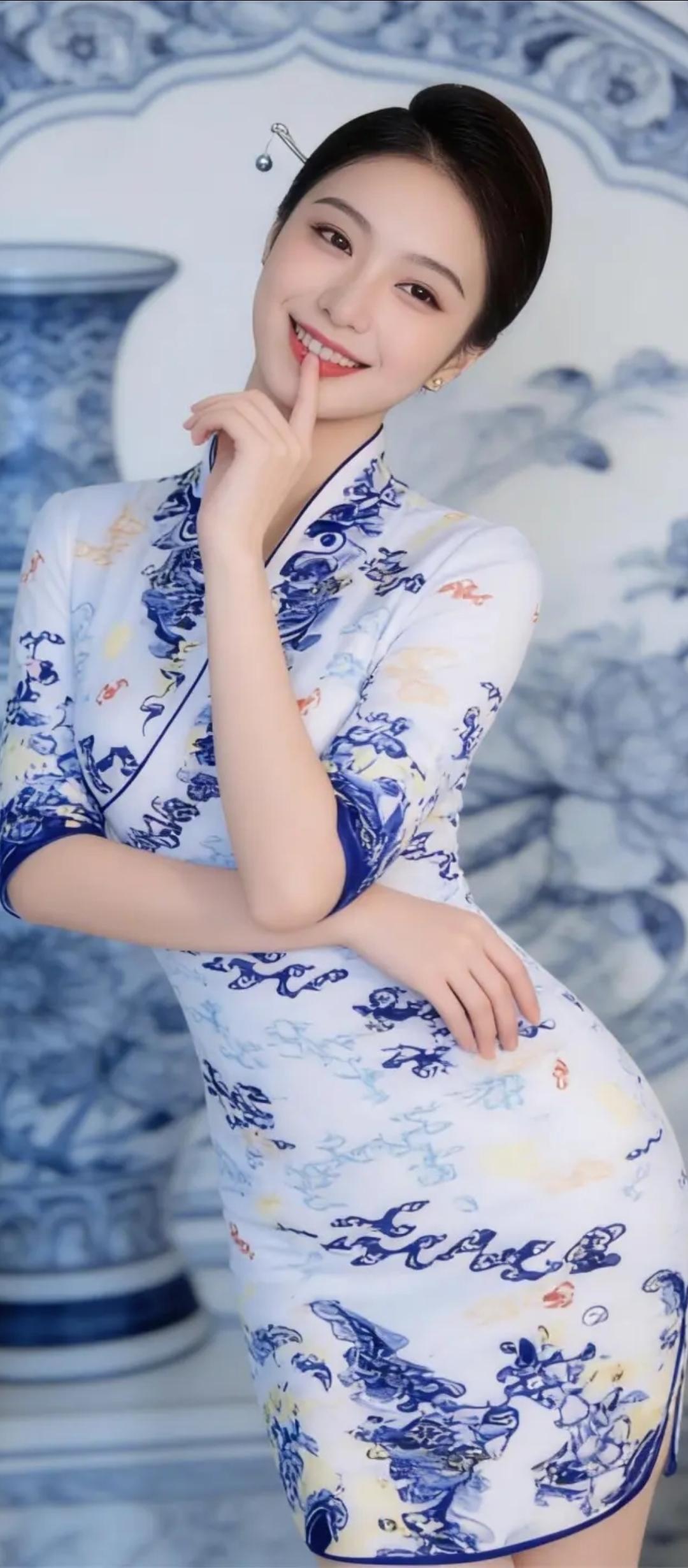 青瓷映花影，美人笑语生。