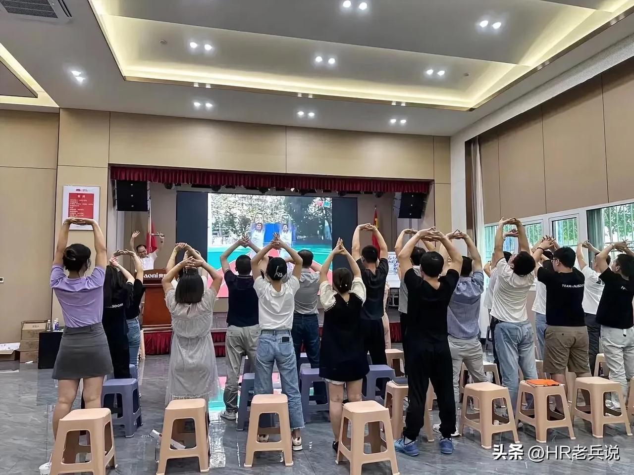 上午跟着hr总监面了一个39岁的招聘经理，在问到离职原因时，对方表示是因为公司人