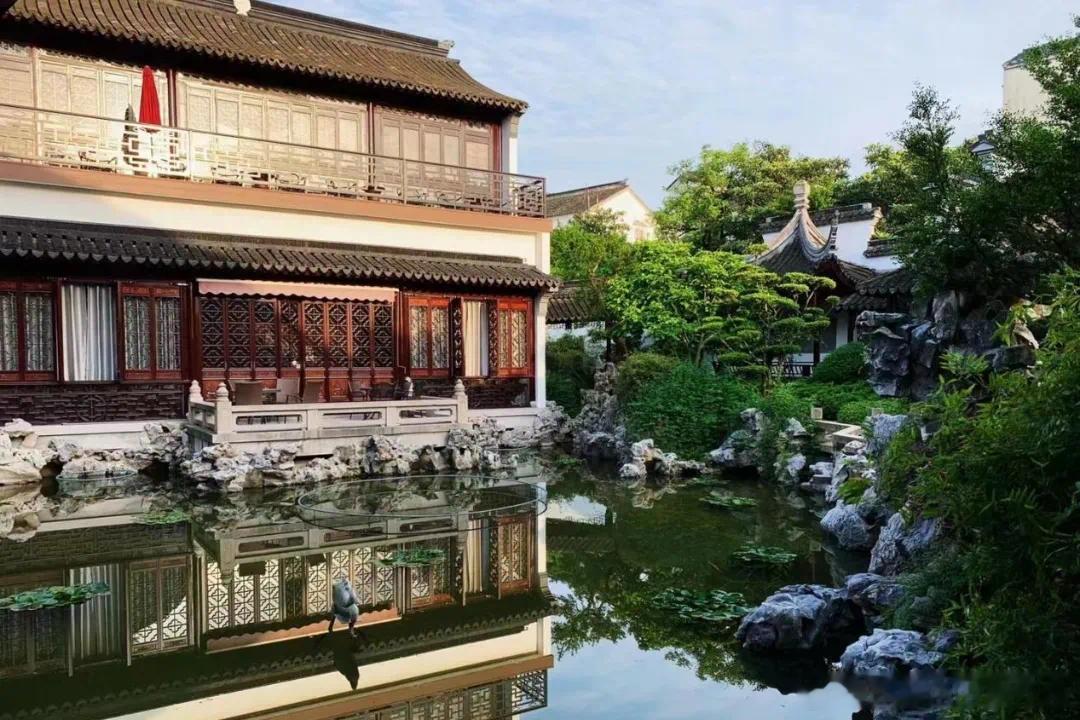 初夏自驾苏州两日路线收好，首日打卡太仓 IP 露营村、室内雪场与浏河古镇，夜宿东
