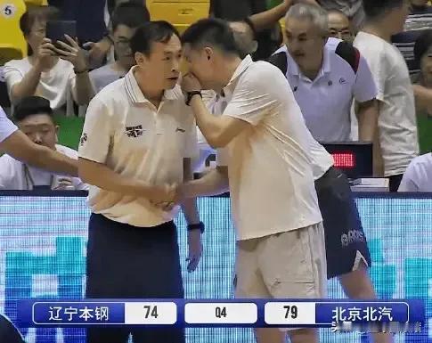 这两位名教头在干什么呢？

一个是女篮的主要功臣，一手培养出李梦、韩旭、李月汝等