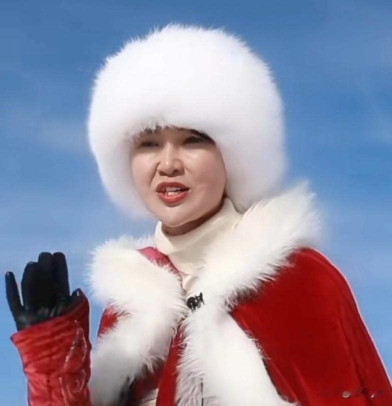 贺娇龙不幸离世。
“火于马上，逝于马下，别于马年，天山万马犹奔腾，人间再无贺娇龙