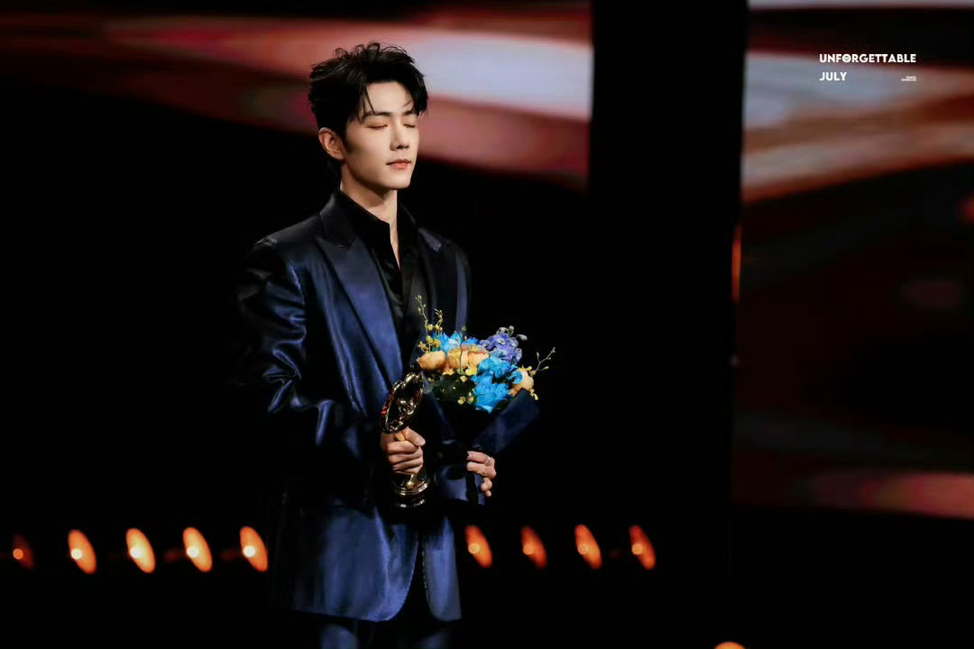 张子墨站姐发肖战张子墨站姐镜头里的肖战也太绝了！手捧鲜花温润如玉，翩翩公子氛围感