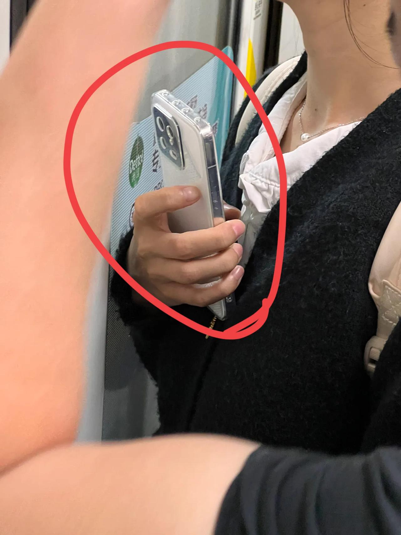 挖槽，在地铁上疑似看到小米14系列的甄姬了。直角边框设计，和13一样的正方形相机