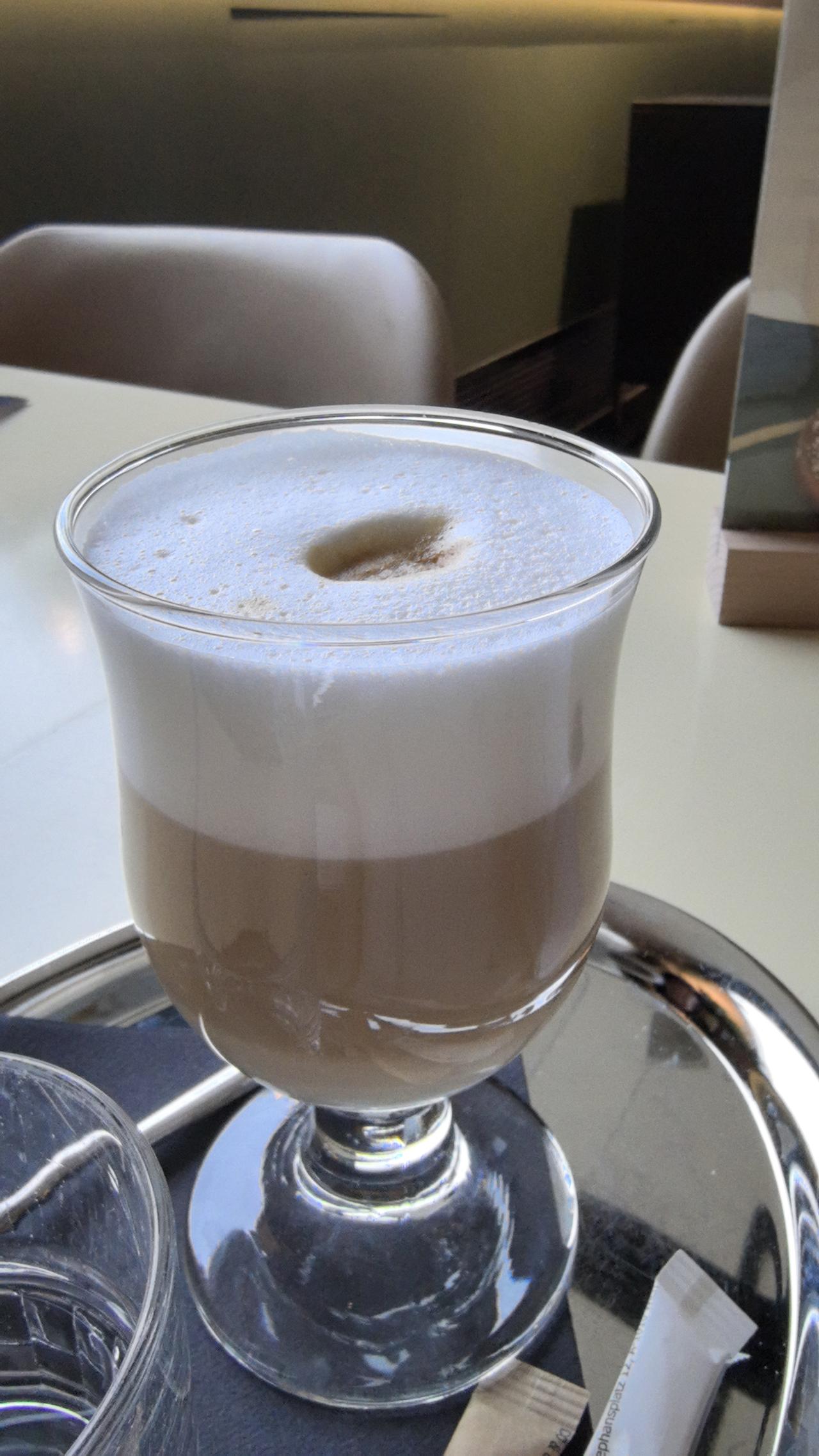 如图是一杯维也纳典型的Cafe latte，不是卡布奇诺而是拿铁。维也纳的拿铁和