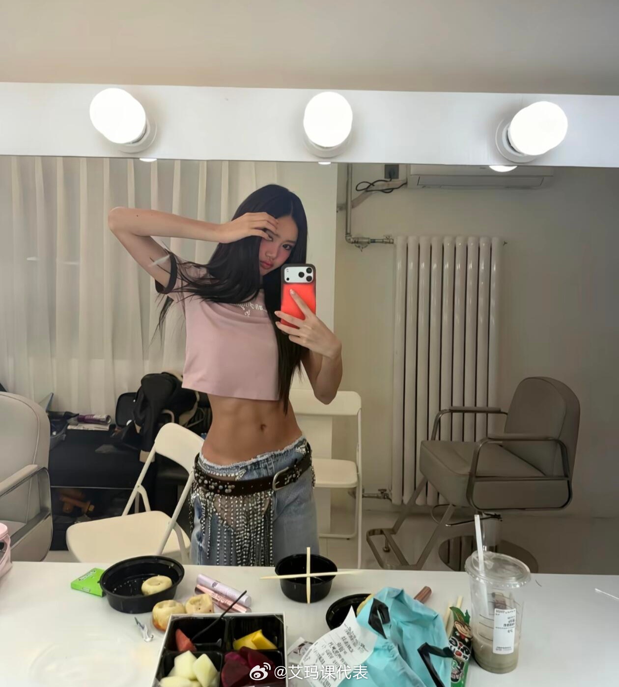 钟丽缇小女儿腹肌照钟丽缇小女儿腹肌线条 钟丽缇小女儿对镜自拍，腹肌线条明显，身材