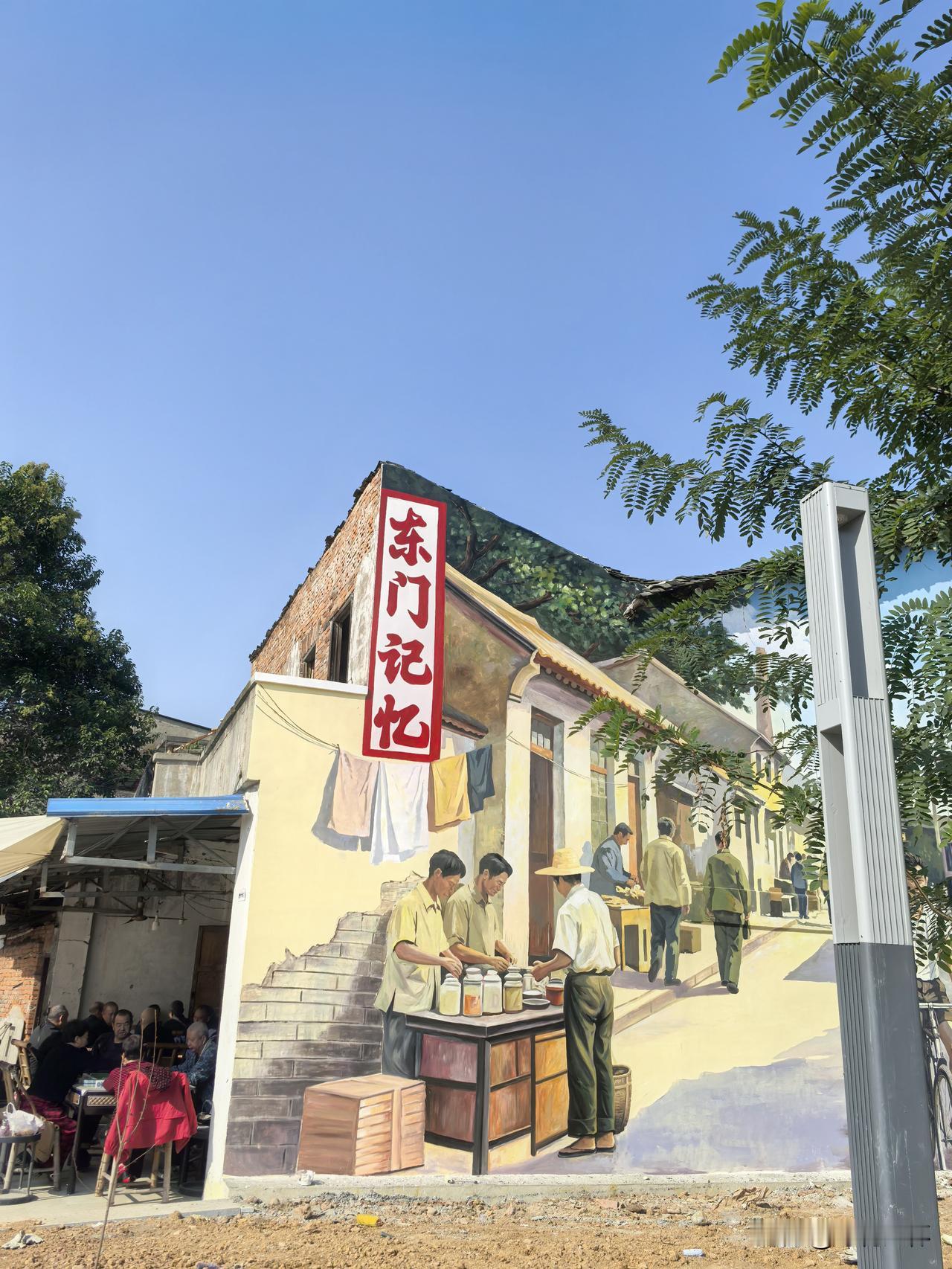 那天下午下班，我沿着河边公园慢悠悠往家走。公园里正是最热闹的时候，唱歌的、打牌的