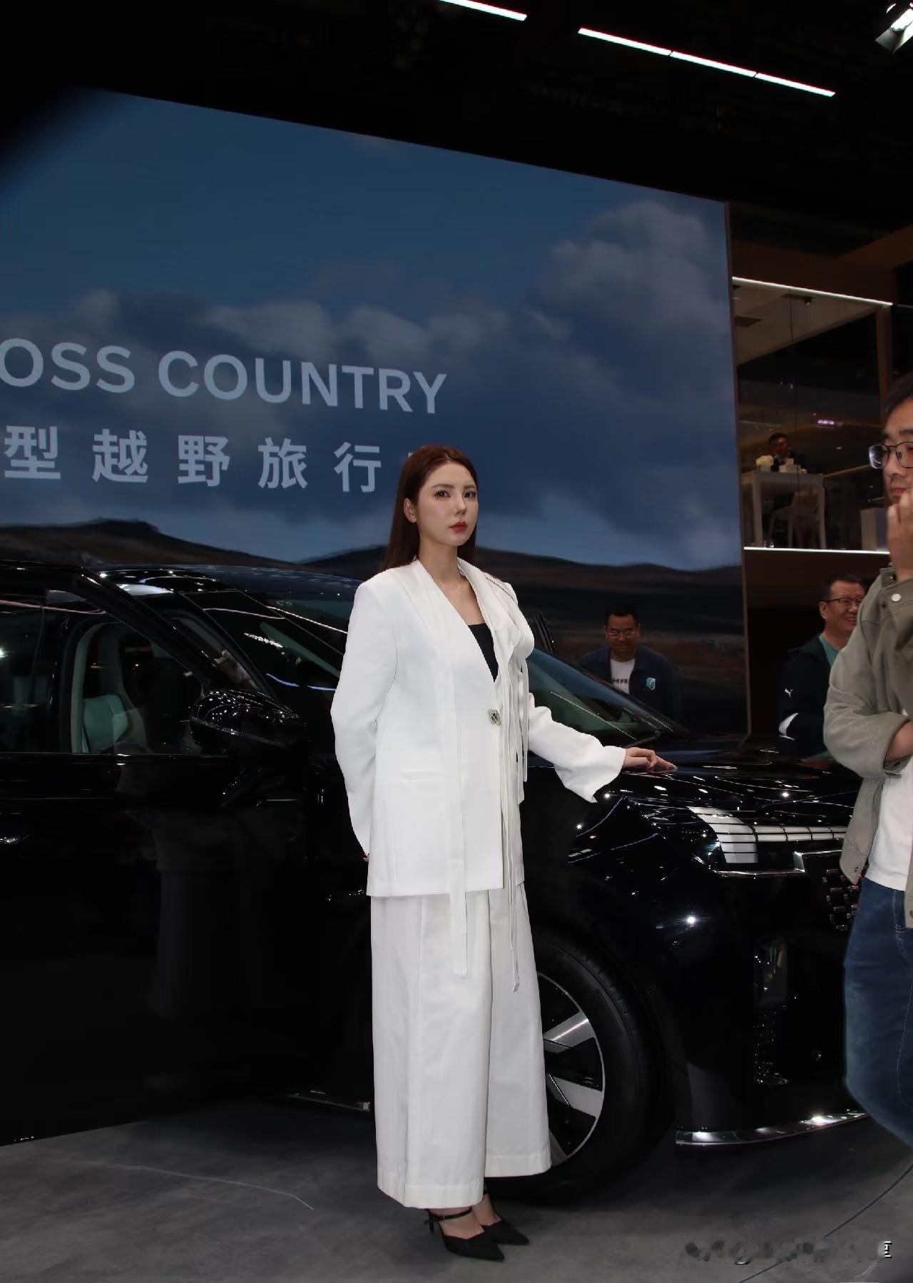 抓拍沃尔沃XC60白衣车模摄影！沃尔沃 沃尔沃a90 沃尔沃e90 沃尔沃S60